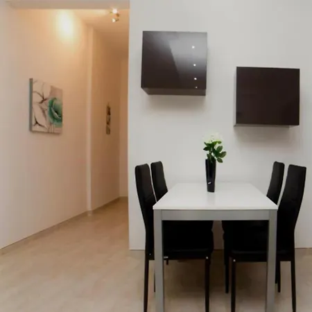 2 Bedroom 5min From The Sea Apartment