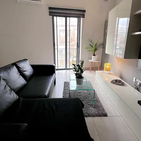 2 Bedroom 5min From The Sea דירה *